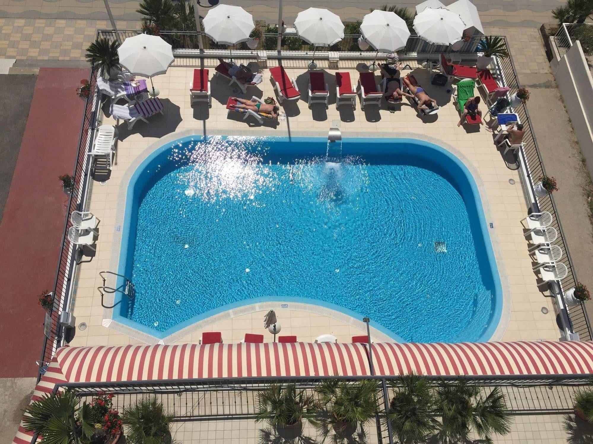 Hotel Manila 3*